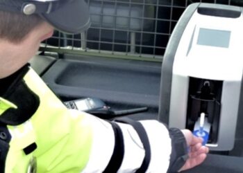 Tânăr de 19 ani, drogat și fără permis, prins conducând o mașină prin Saravale