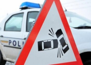 Un bărbat a murit după ce s-a izbit cu mașina într-un camion