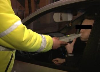 Polițiștii au prins un șofer beat plimbându-se cu mașina prin localitatea Cireșu
