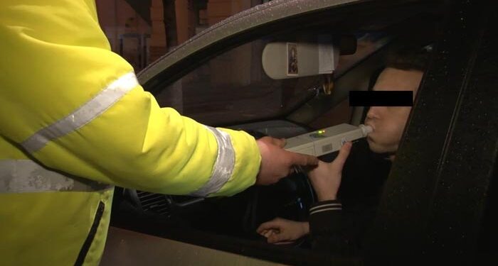 Polițiștii au prins un șofer beat plimbându-se cu mașina prin localitatea Cireșu