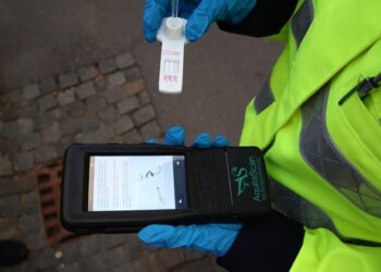 Un tânăr drogat și fără permis de conducere a fost identificat de polițiști la volanul unei mașini în localitatea Hitiaș