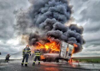 FOTO Incendiu la un camion care transporta deșeuri pe A1. 17 pompieri au intervenit pentru a stinge flăcările