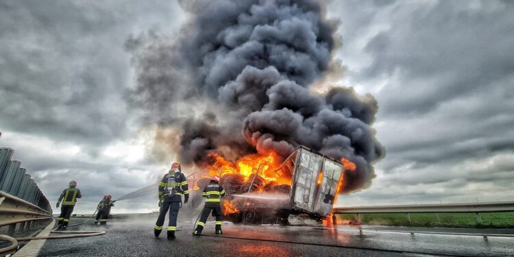 FOTO Incendiu la un camion care transporta deșeuri pe A1. 17 pompieri au intervenit pentru a stinge flăcările