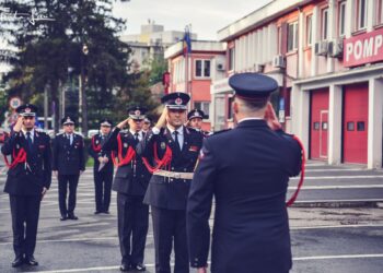 Predarea-primirea comenzii Detașamentului 1 de Pompieri Timișoara: „Le dorim mult succes și misiuni reușite celor doi tineri locotenenți care au preluat comanda subunității”