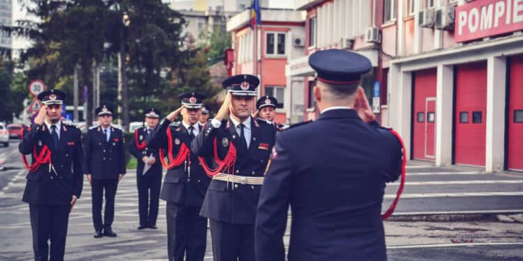 Predarea-primirea comenzii Detașamentului 1 de Pompieri Timișoara: „Le dorim mult succes și misiuni reușite celor doi tineri locotenenți care au preluat comanda subunității”