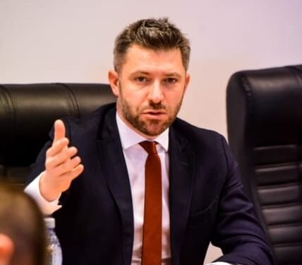 Prefectul Mihai Ritivoiu arată cu degetul spre CJ Timiș pentru că nu s-a pregătit pentru deszăpezire: ”Iarna ne prinde din nou nepregătiți”