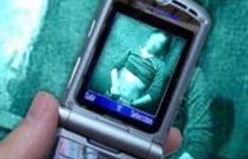 DIICOT l-a luat în vizor pe un bărbat de 68 de ani care a filmat cu telefonul actele de agresiune sexuală a unei persoane minore. Copila se afla în grija individului