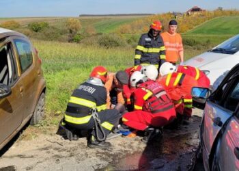 Două femei au fost rănite, după ce un bărbat s-a izbit cu mașina în autoturismul în care acestea se aflau