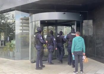 Percheziții la locațiile aparținând NIS Petrol, controlată de Gazprom Neft, și la locuințele unor angajați, într-un dosar de divulgare a informațiilor secrete de serviciu