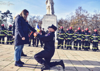 Un sublocotenent al ISU Timiș și-a cerut iubita de soție, de Ziua Națională a României