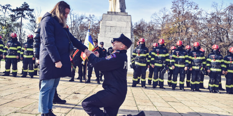Un sublocotenent al ISU Timiș și-a cerut iubita de soție, de Ziua Națională a României