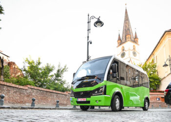 Primarul din Giroc a semnat contractul de finanțare prin PNRR pentru primul microbuz electric destinat transportului elevilor