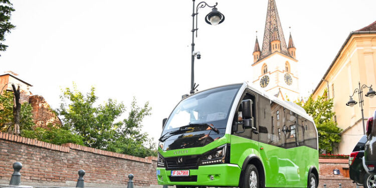 Primarul din Giroc a semnat contractul de finanțare prin PNRR pentru primul microbuz electric destinat transportului elevilor