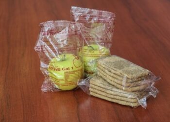 CJ Timiș a plătit peste 1,1 milioane de lei pentru laptele, biscuiții și merele oferite preșcolarilor și elevilor din județ