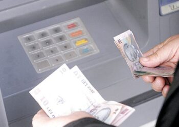 Un bărbat de 42 de ani a fost tâlhărit de trei puștani, în fața bancomatului din care a scos 1.000 de lei