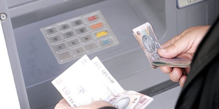 Un bărbat de 42 de ani a fost tâlhărit de trei puștani, în fața bancomatului din care a scos 1.000 de lei