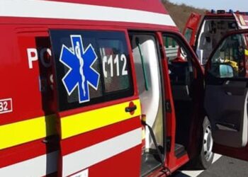 Trei elevi de 14 ani au fost luați din curtea școlii și duși la spital, după ce s-au drogat și li s-a făcut rău
