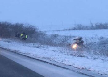 Un autoturism s-a răsturnat în afara șoselei care leagă Timișoara de Jimbolia
