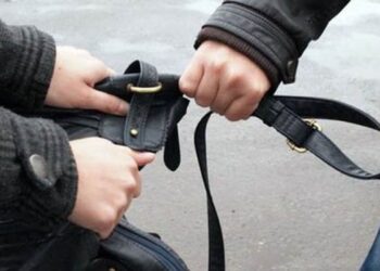 Bărbat trimis în judecată pentru că i-a smuls geanta unei femei în parcare unui bloc din Dumbrăvița. Individul a încercat să retragă bani de pe carduri victimei
