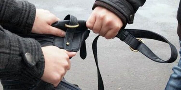 Bărbat trimis în judecată pentru că i-a smuls geanta unei femei în parcare unui bloc din Dumbrăvița. Individul a încercat să retragă bani de pe carduri victimei