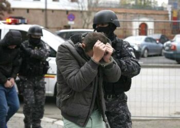 Hoț din Timișoara, reținut după ce a lovit și furat lănțișorul de la gâtul unui bărbat!