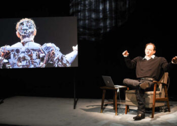 Robot pe scena Festivalul Eurothalia al Teatrului German din Timișoara