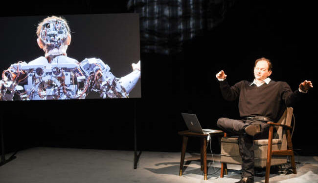 Robot pe scena Festivalul Eurothalia al Teatrului German din Timișoara