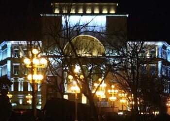 Teatrul Național Timișoara iluminează în turcoaz fațada, în semn de solidaritate față de persoanele cu dislexie!