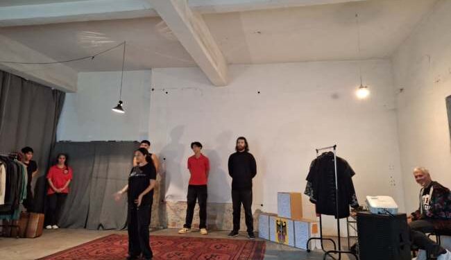 O nouă premieră a Capitalei Culturale: teatru printre ruinele fostei fabrici de piele din zona Fabric!