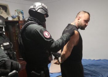 Un bărbat l-a amenințat pe un polițist că-l omoară cu bătaia, chiar în secția de poliție!