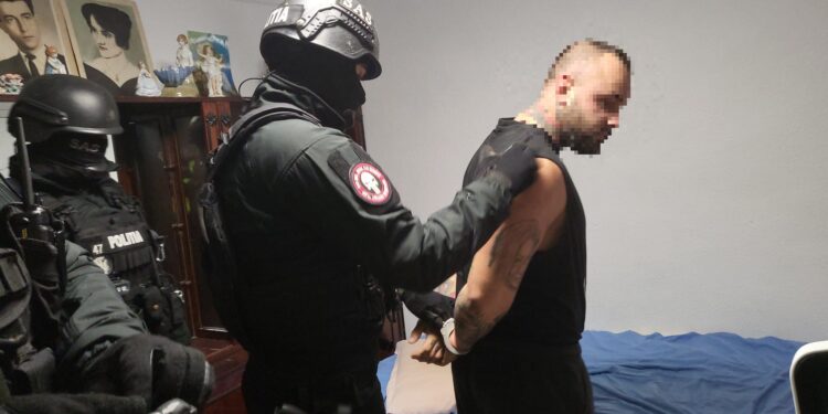 Un bărbat l-a amenințat pe un polițist că-l omoară cu bătaia, chiar în secția de poliție!
