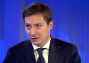 Andrei Caramitru, revoltat că românii vor să folosească banii cash: „Pensionarii analfabeți să învețe să folosească cardurile!!”