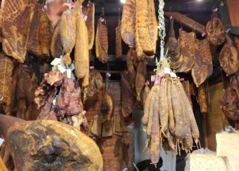 Prețurile care te bagă în faliment, la suta de grame sau la bucata, avem langosi, carnati, frigarui, mici, kurtos sau vin fiert de la Targul de Craciun de la Timisoara!