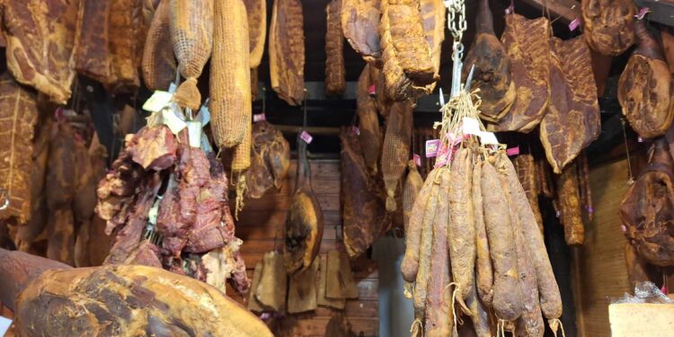 Prețurile care te bagă în faliment, la suta de grame sau la bucata, avem langosi, carnati, frigarui, mici, kurtos sau vin fiert de la Targul de Craciun de la Timisoara!