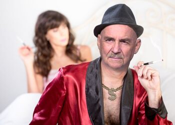 Caz șocant în Mureș: Un pensionar de 73 de ani a ajutat mai multe femei să se prostitueze!