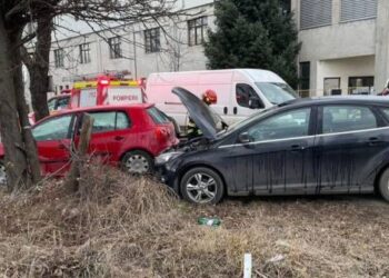 Accident la Timișoara, mașini proiectate pe marginea drumului
