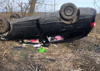 Mașină răsturnată pe o șosea din Timiș. Greșeala făcută de o șoferiță i-a lăsat mască pe polițiști!