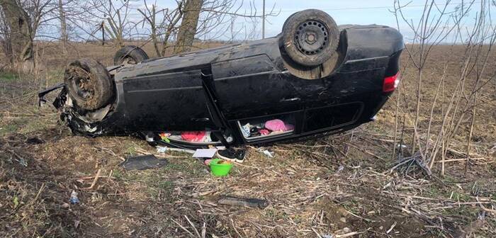 Mașină răsturnată pe o șosea din Timiș. Greșeala făcută de o șoferiță i-a lăsat mască pe polițiști!