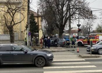 Mașina aruncată în gardul unei biserici la Timișoara, după un accident. Un om a fost rănit.