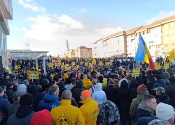 Simion îl umilește pe Flutur la el acasă. Mii de patrioți au ieșit în stradă, ca să protesteze împotriva ultimului baron local!