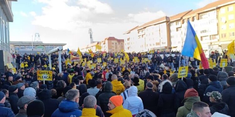 Simion îl umilește pe Flutur la el acasă. Mii de patrioți au ieșit în stradă, ca să protesteze împotriva ultimului baron local!