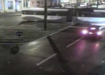 Tramvai lovit de o mașină la Timișoara și deraiat. Șoferul de 18 ani era beat, drogat și fără permis!