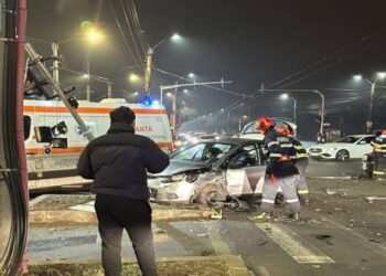 Accident violent într-o intersecție! A dărâmat până și semaforul nou-nouț!