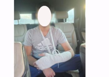 Bătaie cu pumnii și picioarele. Doi copii au lovit un bărbat, iubita acestuia l-a mușcat pe unul dintre băieți de cot