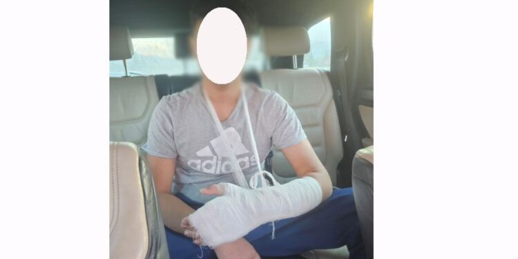 Bătaie cu pumnii și picioarele. Doi copii au lovit un bărbat, iubita acestuia l-a mușcat pe unul dintre băieți de cot
