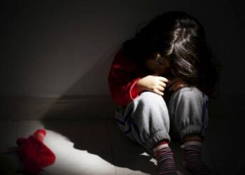 Monstru cu chip de tată. Și-a lovit cu putere copila de doar 2 ani. Fetița a ajuns la spital!