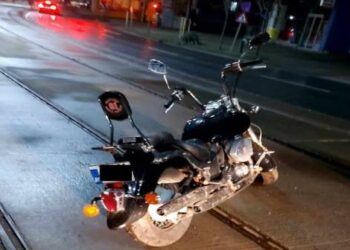 A furat o motocicleta și a abandonat-o pe liniile de tramvai!