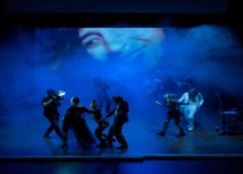 Actrița din Timișoara, rănită în timpul unui spectacol de teatru. I-a căzut în cap o parte din decor!