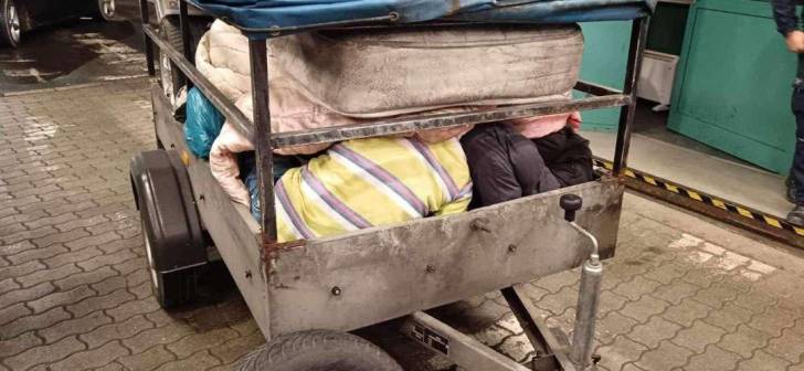 Înghesuiți printre paturi și saltele, spre vestul Europei! Ce au descoperit polițiștii de frontieră?
