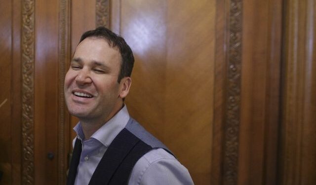 Primarul Robert Negoiță oficiază căsătorii între persoane de același sex!